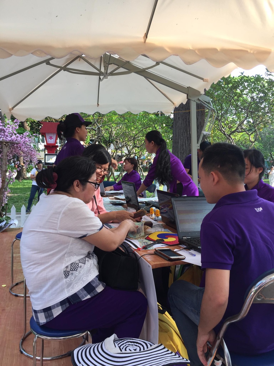Tugo khuyến mãi lớn tại Hội chợ du lịch - 2 Khách hàng lựa chọn Tugo là nơi tổ chức du lịch uy tín cho mình
