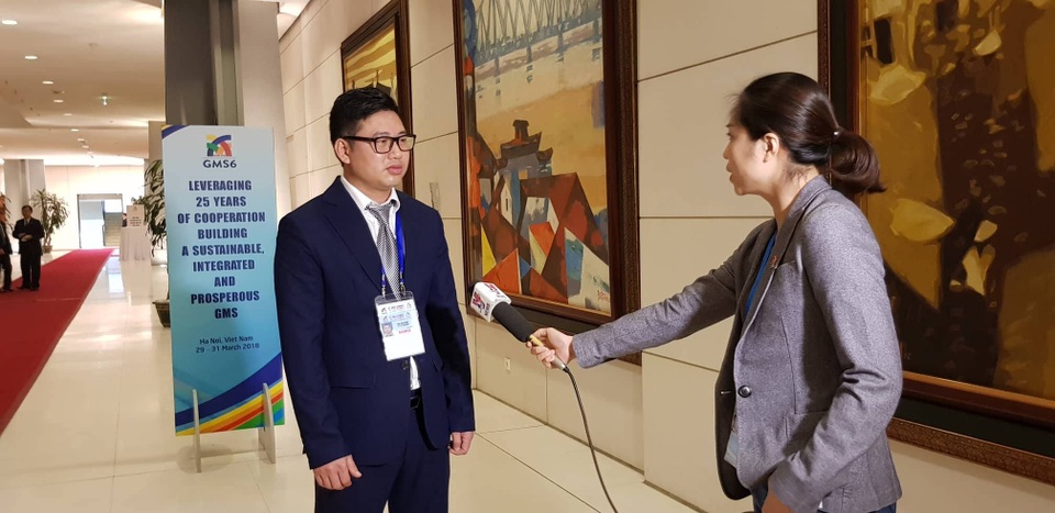 Doanh nghiệp trang sức Platin thu hút truyền thông tại Hội nghị GMS 6 - 2 Ông Đào Văn Hùng trả lời phỏng vấn của Thông tấn xã Việt Nam