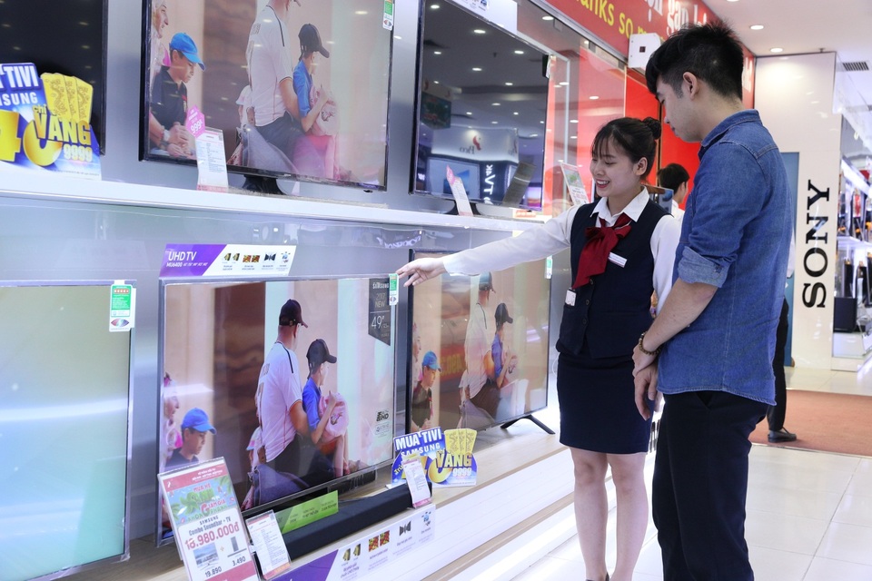 Trúng lớn 40 chỉ vàng khi mua TV Samsung, duy nhất tại Điện máy Pico - 2 Khách hàng quan tâm mẫu TV Samsung siêu ‘’hot’’ UA49MU6400, giảm sâu tới 3,4 triệu đồng