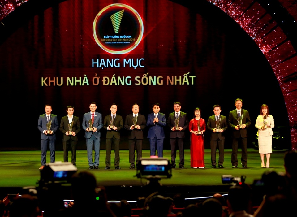 D’. Le Pont D’or Hoàng Cầu tự hào nhận giải “Khu nhà ở đáng sống nhất” - 1 Phó Tổng giám đốc Tập đoàn Tân Hoàng Minh, ông Mạnh Hoàng Thao nhận giải Khu nhà ở đáng sống nhất (ngoài cùng bên trái)