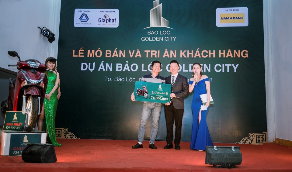 Mở bán thành công 100% sản phẩm dự án Bảo Lộc Golden City - 1 Ông Lê Dương Thế Hùng - TGĐ Công ty Bất động sản Gia Phát trao giải nhất xe SH 125i cho khách hàng may mắn.