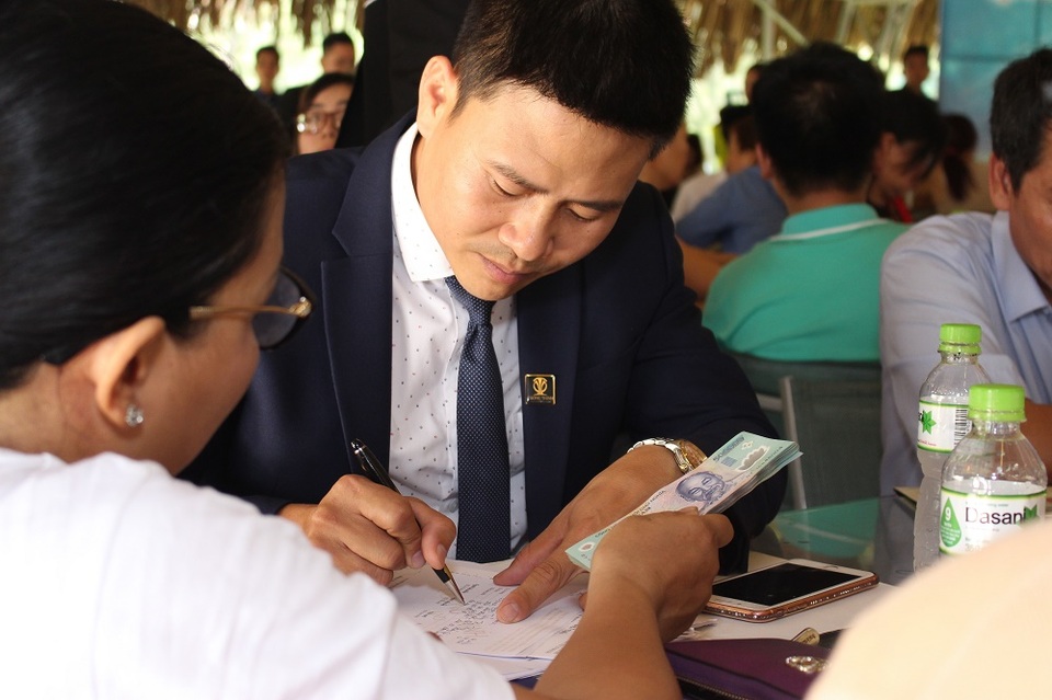 Khách hàng ký đặt cọc tại dự án