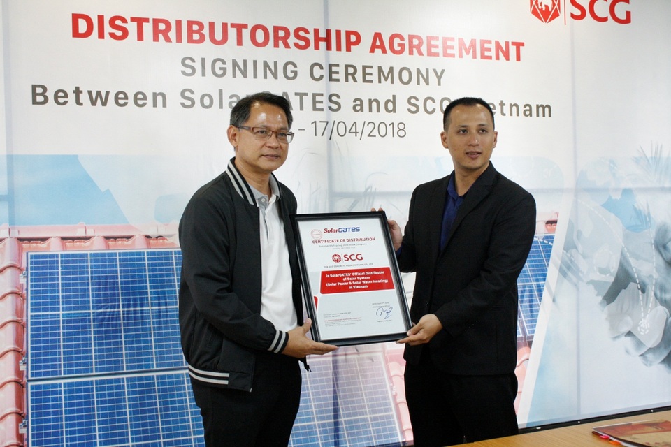 Thừa hưởng chuỗi giá trị từ SolarBK, SolarGATES hợp tác thành công với Ngói bê tông SCG - 1 Đại diện SolarGATES - Ông Nguyễn Vũ Nguyên (Từ bên phải qua) trao chứng nhận nhà phân phối đến đại diện SCG – Ông Jaturong Kurowat