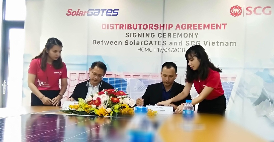 Thừa hưởng chuỗi giá trị từ SolarBK, SolarGATES hợp tác thành công với Ngói bê tông SCG - 2 Đại diện SCG – SolarGATES ký hợp tác chiến lược trong buổi lễ
