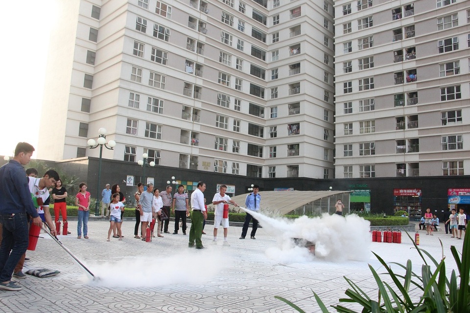 Tập đoàn Nam Cường: Đồng loạt triển khai tập huấn nghiệp vụ PCCC tại các khu đô thị - 3 Những buổi tập huấn không chỉ dừng lại ở lý thuyết khô cứng mà cư dân còn được thực hành sử dụng các thiết bị PCCC qua các tình huống cháy giả định