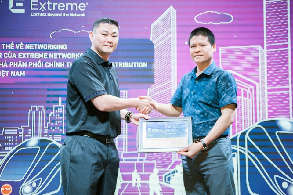 N-TEK Distribution được ủy quyền trở thành nhà phân phối của Extreme Networks tại Việt Nam - 1 Ông Clarence Phua, GĐ khu vực Asean, Extreme Networks (bên trái) và ông Nguyễn Văn Hùng, CEO N-TEK distribution (bên phải)