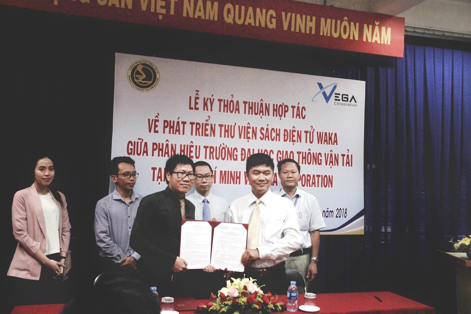 Waka tiên phong mang hàng vạn ebooks đến với sinh viên - 1 Đại diện Waka và UTC2 ký thỏa thuận hợp tác