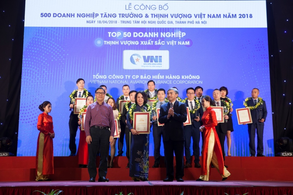 Bảo hiểm Hàng không - 10 năm vững vàng tỏa sáng - 1 Bà Lê Thị Hà Thanh - Chủ tịch HĐQT Tổng công ty Cổ phần Bảo hiểm Hàng không (VNI) nhận giải thưởng TOP 50 DN thịnh vượng xuất sắc năm 2018