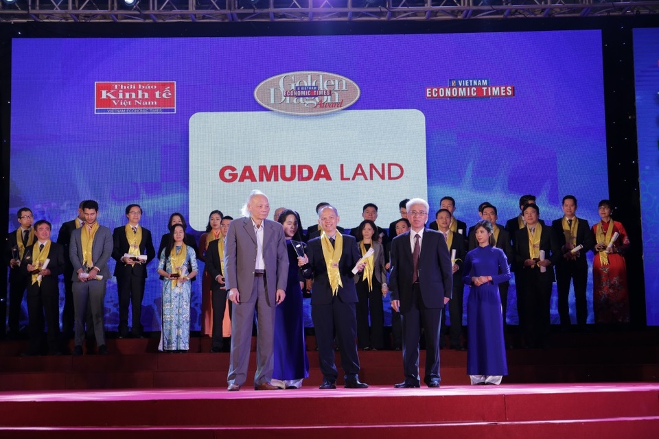 Gamuda Land Việt Nam vinh dự nhận Giải thưởng Rồng Vàng 2017-2018 - 1 Ông Dennis Ng Teck Yow – Phó Tổng Giám Đốc Gamuda Landy Việt Nam nhận Giải thưởng Rồng Vàng 2017-2018