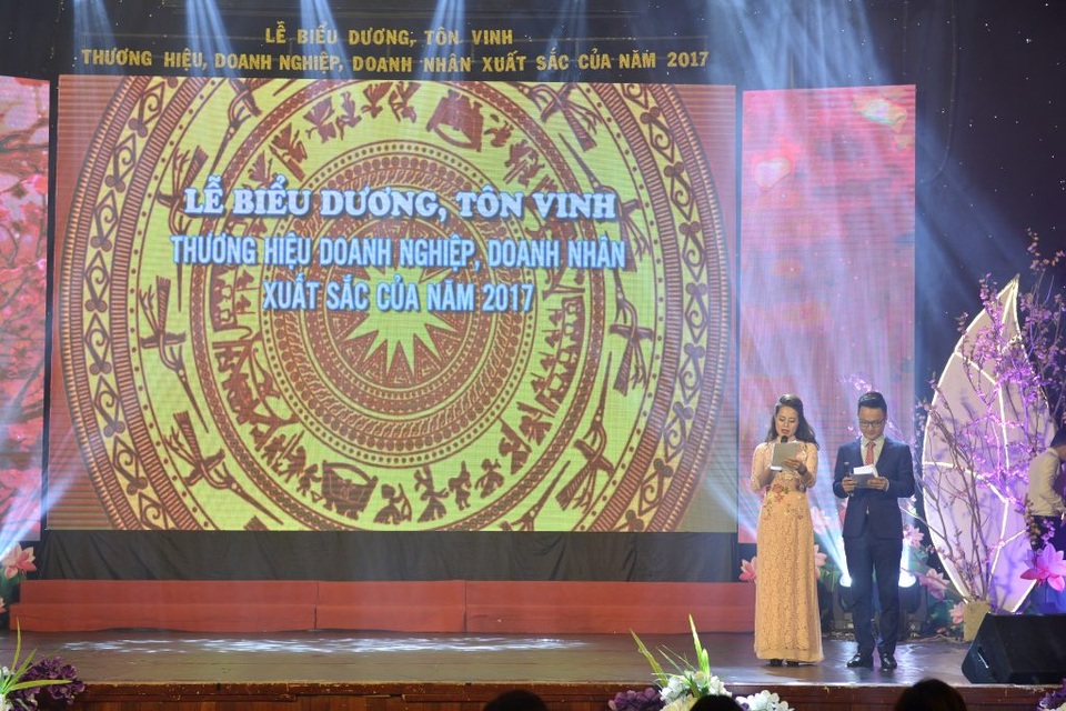 Công ty DSEATECH đạt danh hiệu Top 10 doanh nghiệp uy tín xuất sắc nhất của năm 2017 - 2 Công ty DSEATECH đạt danh hiệu Top 10 doanh nghiệp uy tín xuất sắc nhất của năm 2017 - 2