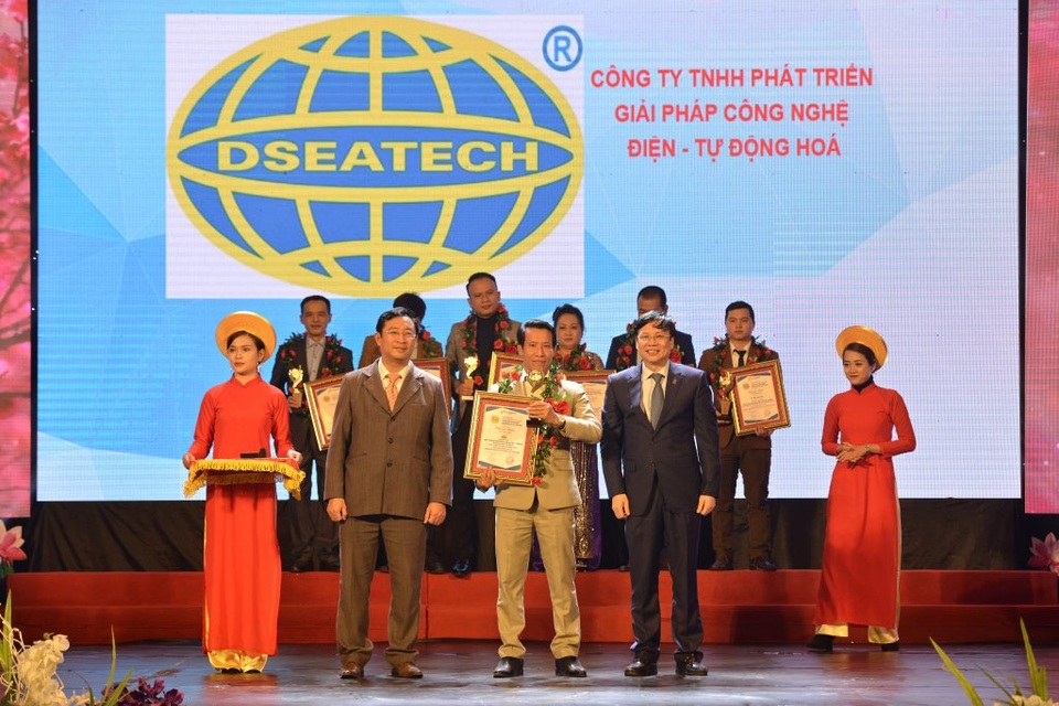 Công ty DSEATECH đạt danh hiệu Top 10 doanh nghiệp uy tín xuất sắc nhất của năm 2017 - 3 Tổng giám đốc Trần Phúc Dương tại lễ biểu dương, tôn vinh.