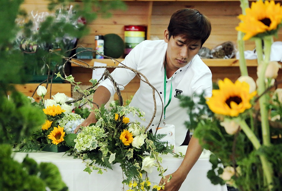 Cuộc thi vô địch cắm hoa Việt Nam 2018 đã tìm ra quán quân - 3 Thí sinh đang tập trung thực hiện phần thi của mình