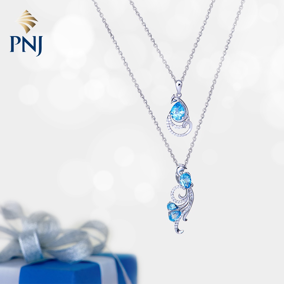 Một thiết kế “Phượng Hoàng” với sự cách tân độc đáo, kết hợp hai gam màu chủ đạo là sắc trắng kiêu sa của vàng và đá ECZ với sắc xanh tươi mới của Topaz. Vẻ sang trọng, quý phái của trang sức “Phượng Hoàng” luôn khiến phái đẹp mê đắm và chúng xứng đáng hiện diện trong tủ trang sức của những quý cô trang nhã