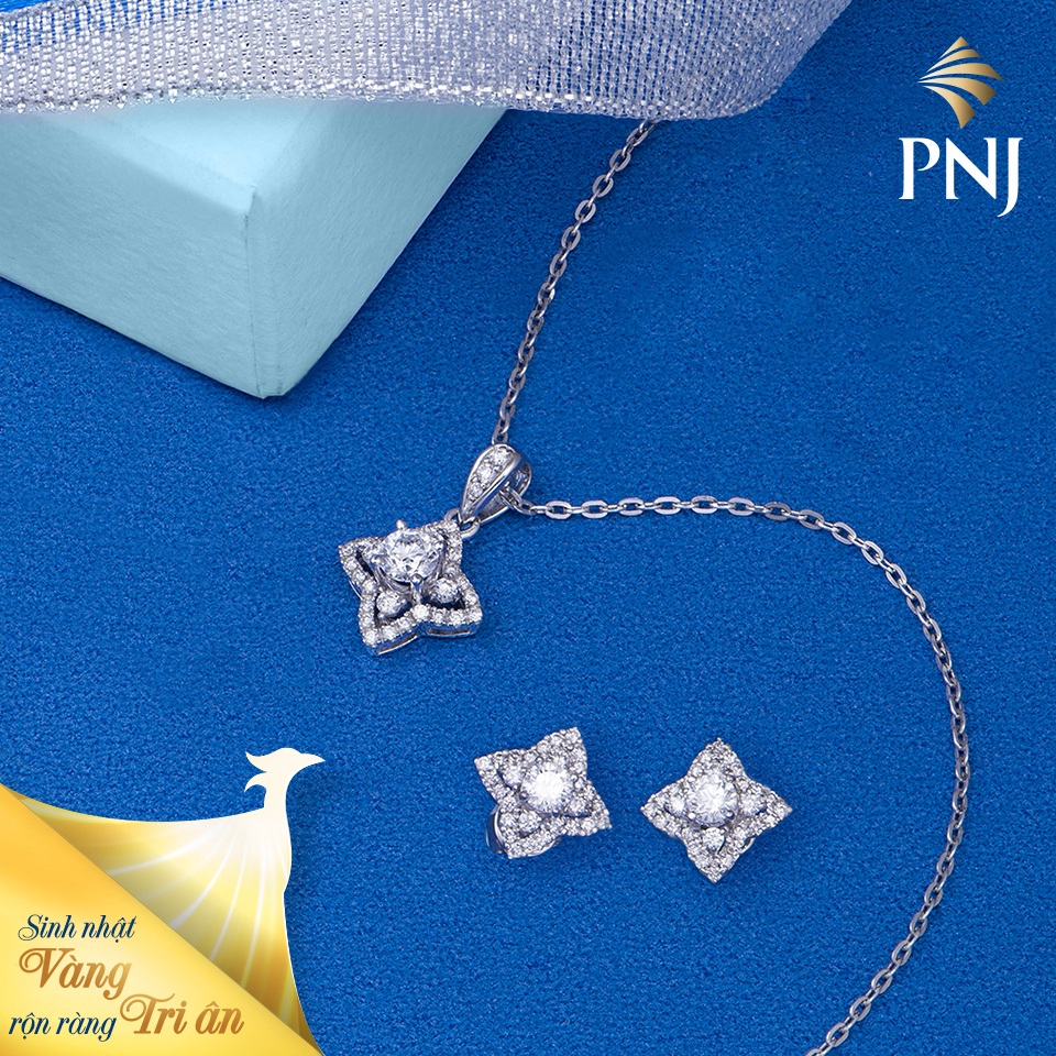 Trang sức Kim cương được cách điệu độc đáo, tỏa sáng nét sang trọng mà vẫn giữ trọn vẻ thanh lịch qua nghệ thuật điểm xuyết những viên kim cương mê hoặc. Những mẫu nữ trang họa tiết Ngôi sao 4 cánh luôn là lựa chọn lý tưởng cho quý cô yêu phong cách lãng mạn