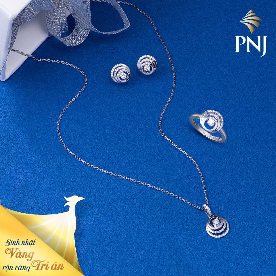 Một thiết kế nữ trang Kim cương mang tinh thần hiện đại, phóng khoáng cùng nguồn cảm hứng từ sắc thái cá tính, quyến rũ của quý cô ngày nay. PNJ sở hữu những viên kim cương thiên nhiên có chất lượng hoàn hảo, được kiểm định theo tiêu chuẩn quốc tế GIA, được sàng lọc gắt gao và duy nhất bởi PNJLab
