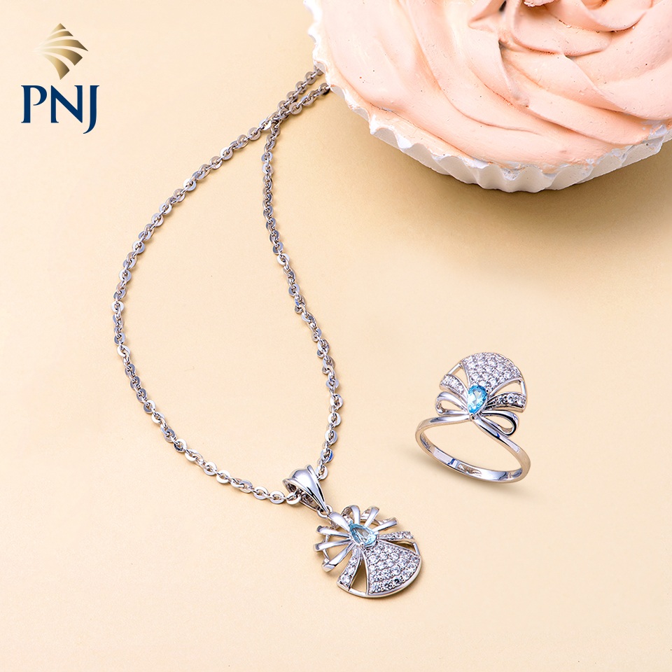 Bên cạnh đó là các thiết kế thời thượng và đặc sắc từ BST “Mystery”, “Dáng Ngọc”, “Hoa Hồng”, “Melody”, “Charm Me”, “Ngọc Biển” được chế tác trên chất liệu vàng 18K, 14K, 10K đính kim cương, đá quý, ECZ với mỗi sản phẩm toát lên một vẻ đẹp riêng, mang đến lựa chọn phong phú và mới lạ cho khách hàng