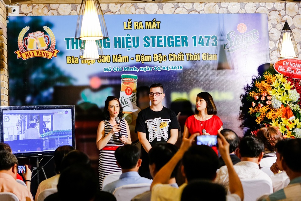 Thương hiệu bia Steiger 500 năm tuổi chính thức có mặt tại Việt Nam - 1 Bà TRCKOVA MARCELA và các cộng sự trong sự kiện khai trương.