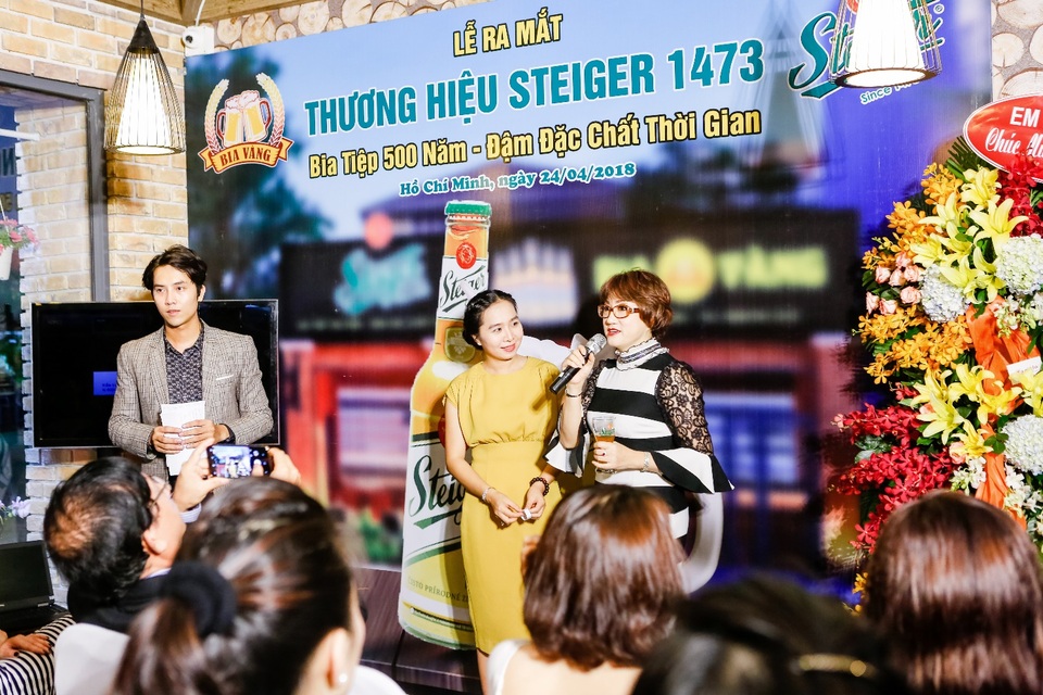 Thương hiệu bia Steiger 500 năm tuổi chính thức có mặt tại Việt Nam - 4 Từ trái qua, chị Giáp Thị Thanh Mai – cổ đông của thương hiệu Steiger Việt Nam và doanh nhân Yaly Hồng Hải.