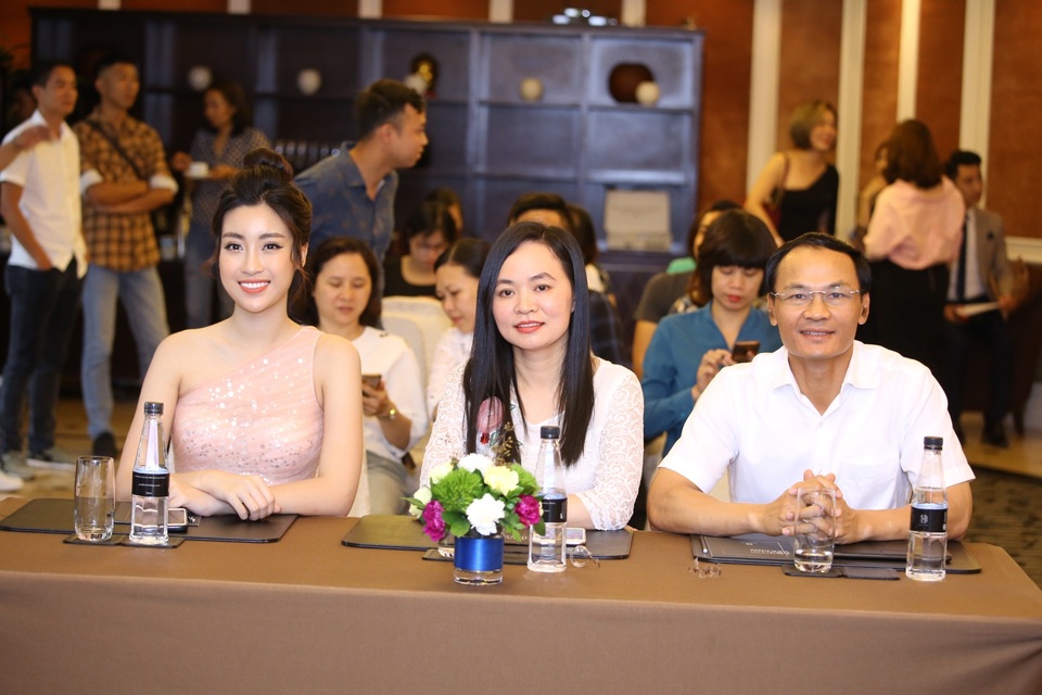 Dược phẩm Vinh Gia đồng hành cùng hai chương trình truyền hình thực tế ăn khách trên VTV - 1 Hoa hậu Đỗ Mỹ Linh và đại diện nhà tài trợ Công ty Dược phẩm Vinh Gia