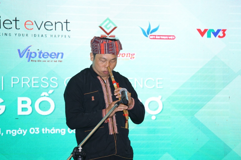 Dược phẩm Vinh Gia đồng hành cùng hai chương trình truyền hình thực tế ăn khách trên VTV - 3 Nghệ nhân chương trình Nét đẹp dân gian VTV1 biểu diễn “Sáo Tồm Ông Dặt”