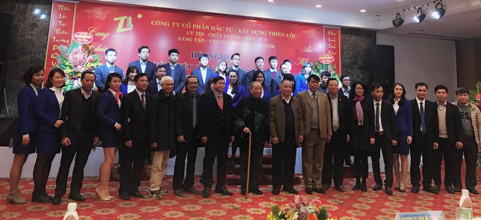 Công ty Cổ phần đầu tư – xây dựng Thiên Lộc: Khẳng định uy tín, vị thế thương hiệu - 3 Đại diện Ban cố vấn chụp hình lưu niệm với lãnh đạo công ty CP Đầu tư Xây dựng Thiên lộc tại hội nghị triển khai kế hoạch năm của Công ty