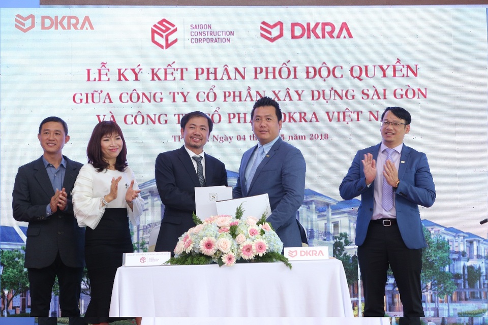 DKRA Việt Nam chính thức phân phối độc quyền khu biệt thự compound cao cấp Sol Villas - 1 Sol Villas là dòng sản phẩm bất động sản cao cấp, nằm trong khu đô thị PhoDong Village. Mật độ xây dựng tại đây chỉ chiếm khoảng 24,09%, phần còn lại được xen kẽ mảng xanh và hệ thống dịch vụ tiện ích nhằm đáp ứng cuộc sống đẳng cấp của cư dân.