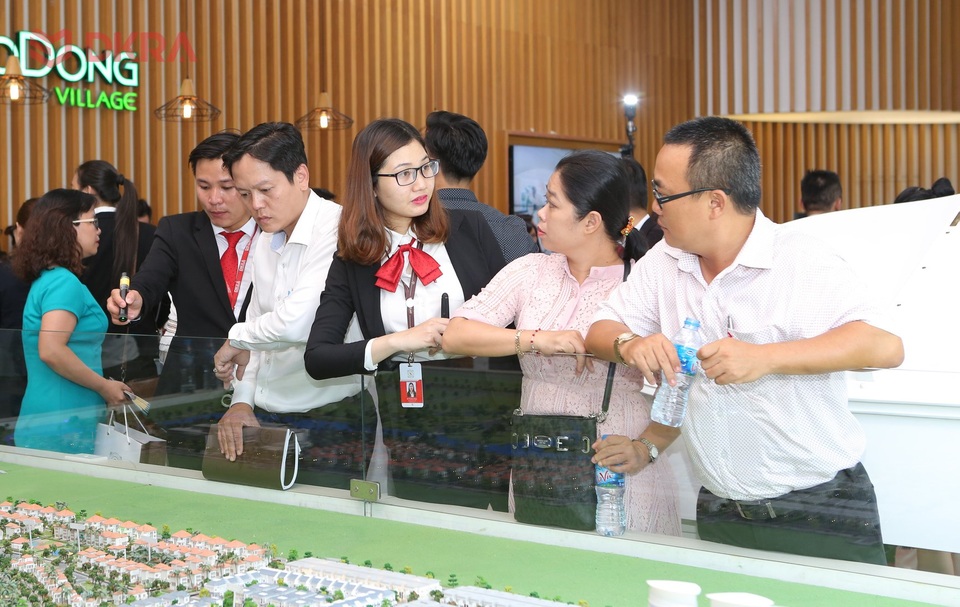 DKRA Việt Nam chính thức phân phối độc quyền khu biệt thự compound cao cấp Sol Villas - 3 Đông đảo khách hàng đã tới tham quan tìm hiểu dự án ngay trong ngày ra mắt