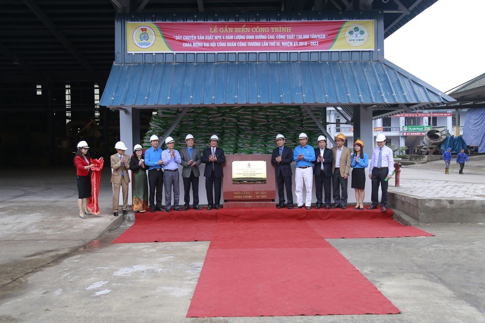 “Dây chuyền sản xuất NPK 4” – giải pháp mới cho ngành sản xuất phân bón - 1 Quang cảnh lễ gắn biển công trình