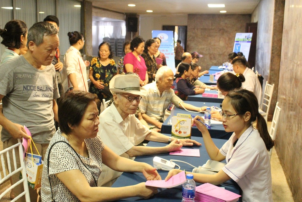 Triển lãm Vietnam Medi-Pharm 2018: Hưởng ứng ngày phòng chống tăng huyết áp thế giới - 3 Cán bộ Bệnh viện tim Hà Nội đo huyết áp tim mạch, tiểu đường, tặng quà cho khách tham dự.