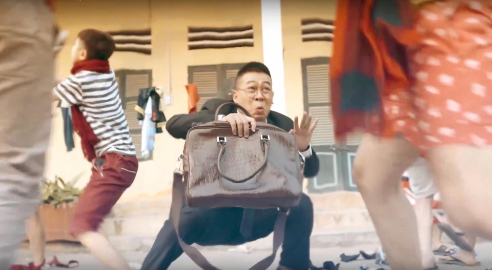 Quạt điều hòa Sunhouse đã “cháy” nay còn “cháy hơn” sau 1 ngày tung MV Viral mới - 2 Trần Quỳnh cảm thấy vô cùng hoang mang trước hình ảnh “lộn xộn” của khu tập thể trước đây vốn rất yên bình.