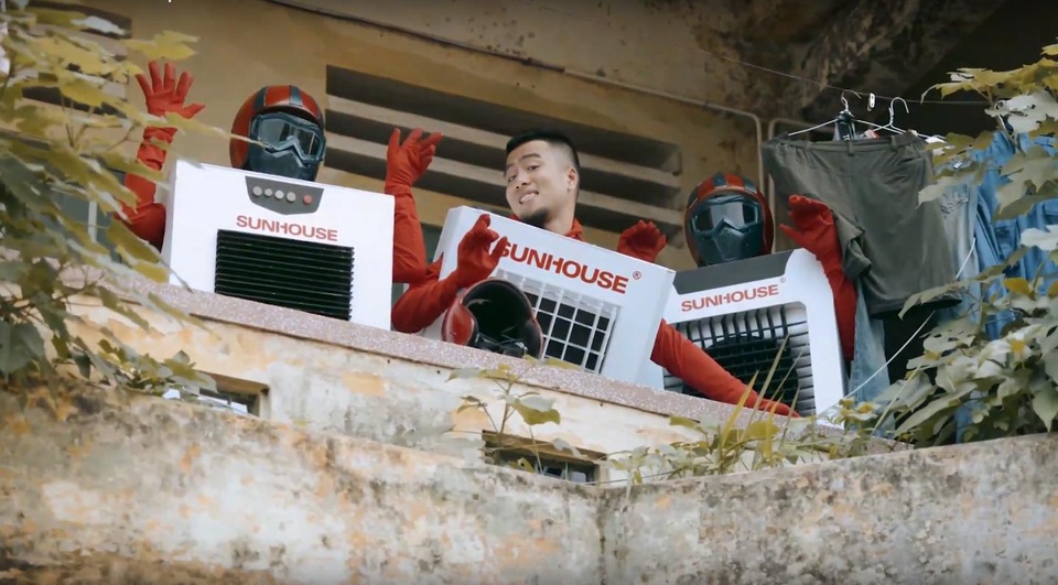 Quạt điều hòa Sunhouse đã “cháy” nay còn “cháy hơn” sau 1 ngày tung MV Viral mới - 4 Những bế tắc của cả khu tập thể được giải quyết với sự xuất hiện của biệt đội cứu nóng - quạt điều hòa SUNHOUSE