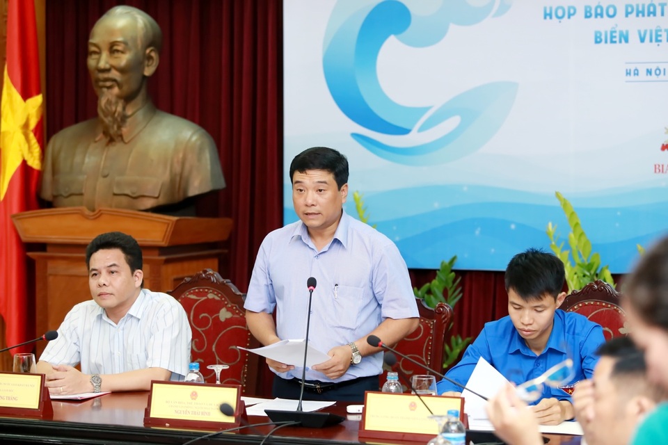 Chung tay phát triển Du lịch Biển Việt Nam 2018 - 1 Từ trái qua: Ông Bùi Trường Thắng – Phó Tổng Giám đốc Bia Hà Nội; ông Nguyễn Thái Bình – Chánh Văn phòng, Người phát ngôn Bộ Văn hóa, Thể thao và Du lịch; ông Vũ Minh Thảo – Phó ban Thanh niên nông thôn