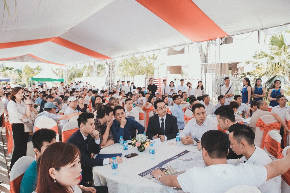 Ông chủ Tập đoàn Phan Thị khuyên nhà đầu tư nên mua Biệt thự biển FLC Sầm Sơn - 2 Hàng trăm khách hàng đã đến tham dự buổi Lễ