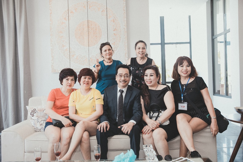 Ông chủ Tập đoàn Phan Thị khuyên nhà đầu tư nên mua Biệt thự biển FLC Sầm Sơn - 4 Khách hàng được tham quan nhà mẫu và chụp ảnh cùng NSND Hoàng Dũng