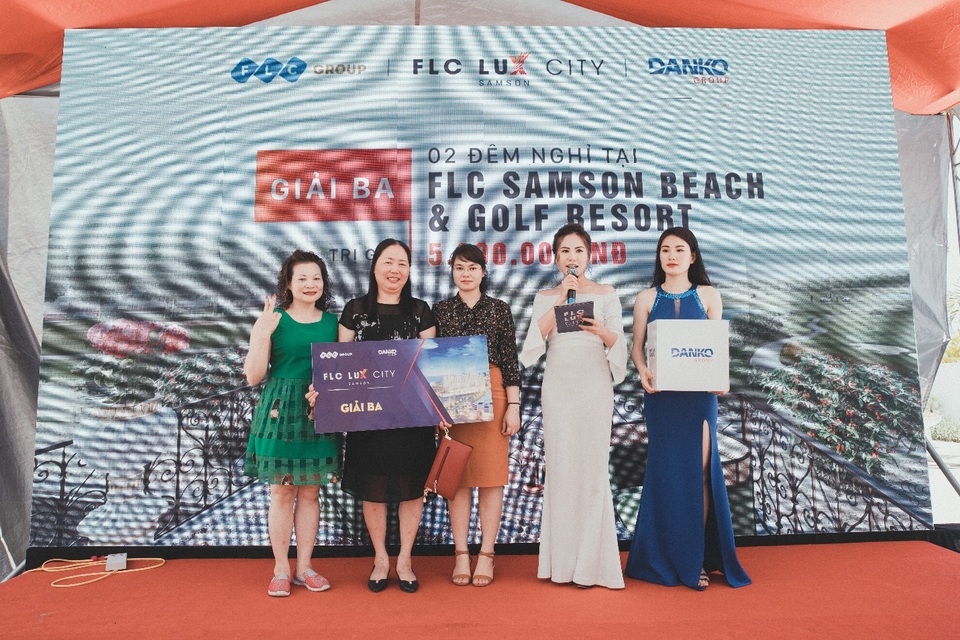 Ông chủ Tập đoàn Phan Thị khuyên nhà đầu tư nên mua Biệt thự biển FLC Sầm Sơn - 6 Khách hàng may mắn nhận những phần quà giá trị từ đơn vị phân phối Danko Group tại sự kiện