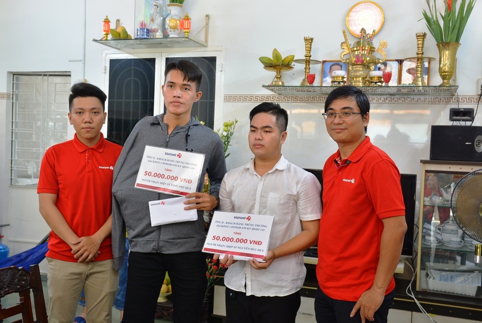 Chủ nhân vé số Vietlott 304 tỷ lĩnh thưởng, tặng 350 triệu đồng cho gia đình các hiệp sĩ - 1 Thay mặt khách hàng Q., đại diện Vietlott đến thăm hỏi và động viên gia đình hiệp sĩ Phú Quý và Đức Huy