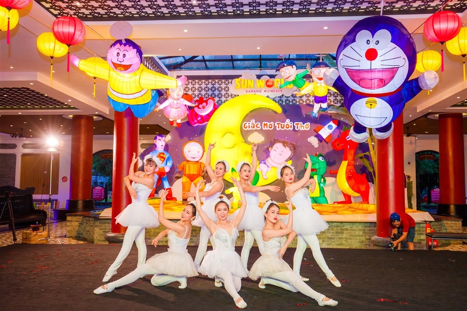 Xuân Bắc, Tự Long “tấu hài” trong lễ khai mạc lễ hội đền lồng lớn nhất Đà Nẵng? - 2 Xuân Bắc, Tự Long “tấu hài” trong lễ khai mạc lễ hội đền lồng lớn nhất Đà Nẵng? - 2