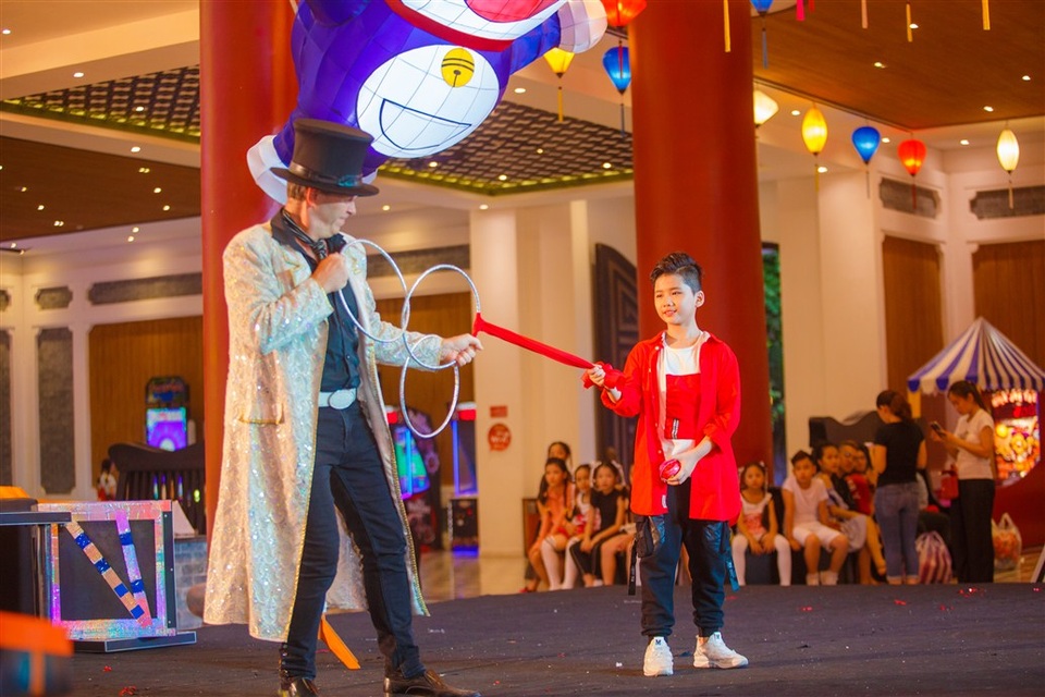 Xuân Bắc, Tự Long “tấu hài” trong lễ khai mạc lễ hội đền lồng lớn nhất Đà Nẵng? - 3 Xuân Bắc, Tự Long “tấu hài” trong lễ khai mạc lễ hội đền lồng lớn nhất Đà Nẵng? - 3