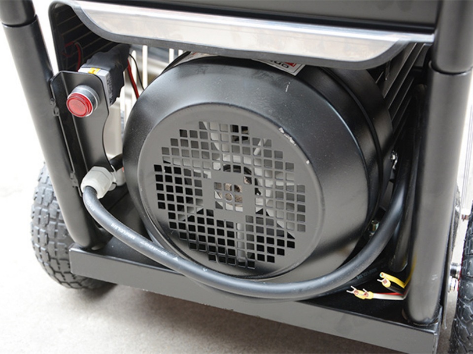 Máy rửa xe Palda – người hùng thầm lặng của “xế cưng” - 4 Motor cực khỏe của máy rửa xe Palda giúp xịt rửa ô tô nhanh chóng, hiệu quả