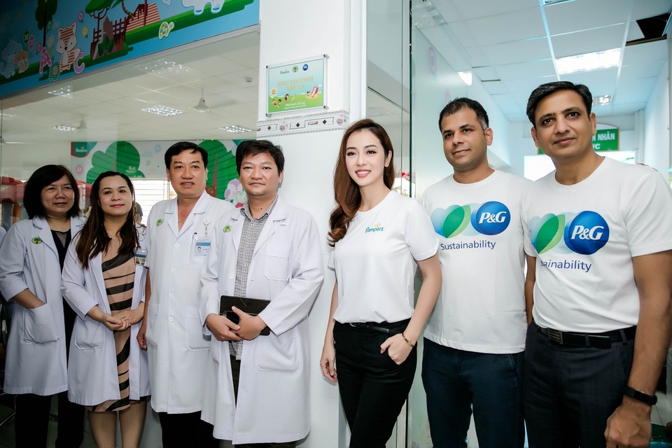 Mang niềm vui đến cho trẻ em nhân ngày 1-6 - 2 Công ty P&G trao tặng khu vui chơi cho bệnh viện Nhi Đồng 2 TPHCM
