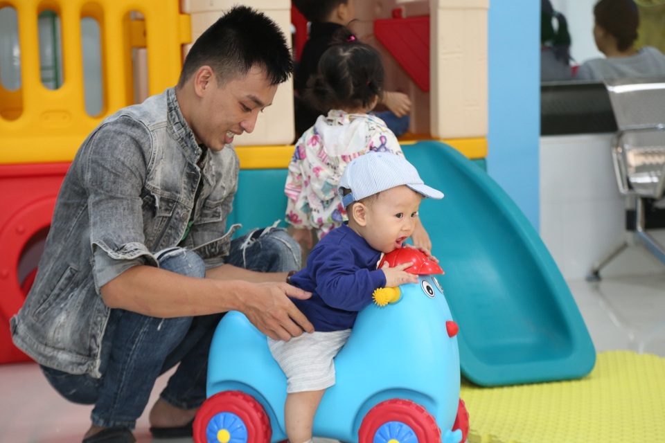 Mang niềm vui đến cho trẻ em nhân ngày 1-6 - 3 Bố đang chơi đùa với con trong sân chơi của Bệnh viện Nhi Đồng 2