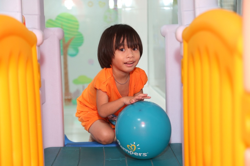 Mang niềm vui đến cho trẻ em nhân ngày 1-6 - 4 Bé tự tin, thoải mái chơi đùa trong sân chơi tại sự kiện Pampers ở bệnh viện Nhi Đồng 2