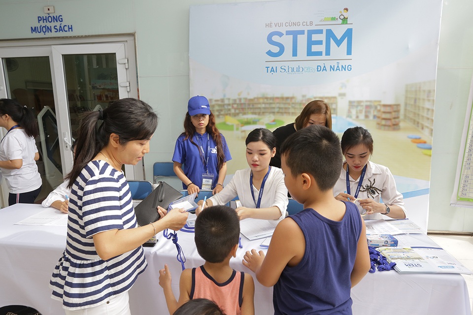 Cùng con trải nghiệm “Hè vui cùng CLB Stem” tại S. HUB Đà Nẵng - 1 Phụ huynh và học sinh check-in và nhận thẻ tham dự hội thảo