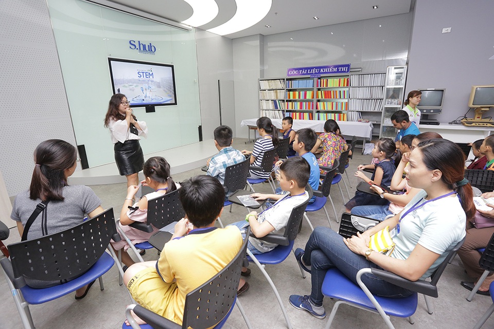 Cùng con trải nghiệm “Hè vui cùng CLB Stem” tại S. HUB Đà Nẵng - 2 Phụ huynh và các em cùng thích thú với nội dung hội thảo