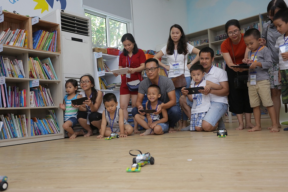 Cùng con trải nghiệm “Hè vui cùng CLB Stem” tại S. HUB Đà Nẵng - 4 Các bé và phụ huynh cùng trải nghiệm thi đấu xe đua F1