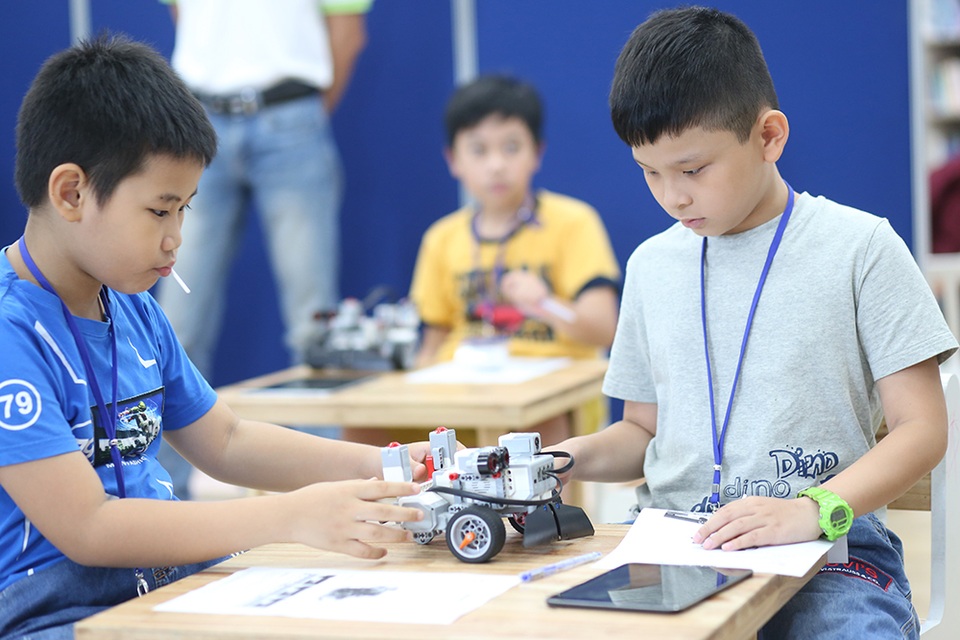Cùng con trải nghiệm “Hè vui cùng CLB Stem” tại S. HUB Đà Nẵng - 5 Các em khám phá mô hình robot và tìm hiểu về tự động hóa