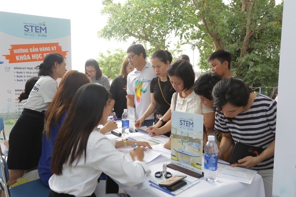 Cùng con trải nghiệm “Hè vui cùng CLB Stem” tại S. HUB Đà Nẵng - 6 Phụ huynh đăng ký CLB STEM sau khi cùng con tham dự hội thảo