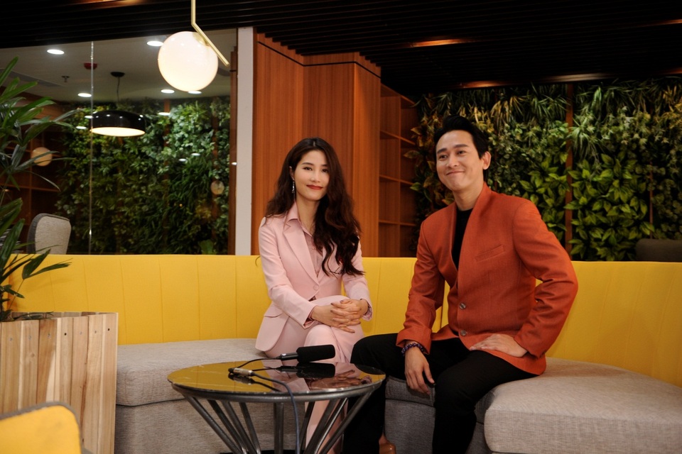 Hứa Vĩ Văn, Diễm My 9x trở thành đại sứ thương hiệu PGT Group - 3
Cặp đôi màn ảnh thích thú khám phá các không gian làm việc tại PGT Tower.