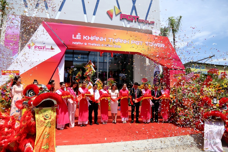 Hứa Vĩ Văn, Diễm My 9x trở thành đại sứ thương hiệu PGT Group - 4
Lãnh đạo PGT Group cùng 2 đại sứ thương hiệu và các đại biểu thực hiện nghi thức cắt băng khánh thành PGT Tower.
