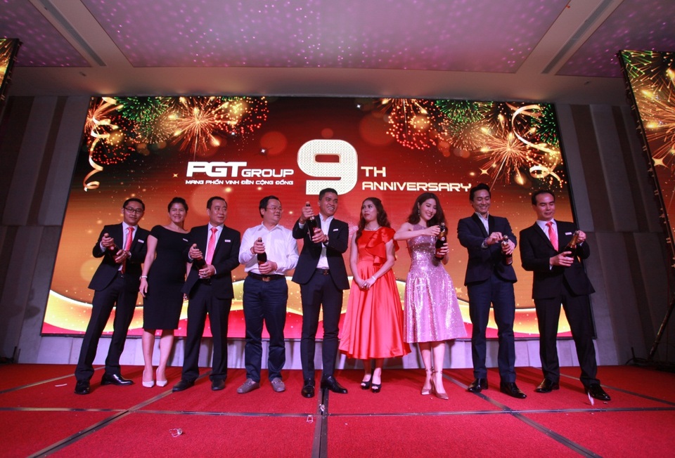 Hứa Vĩ Văn, Diễm My 9x trở thành đại sứ thương hiệu PGT Group - 6
2 đại sứ thương hiệu cùng lãnh đạo PGT Group chúc mừng sinh nhật PGT Group lần thứ 9.